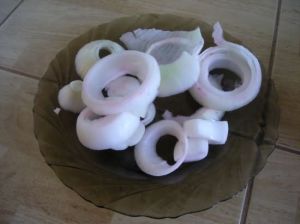 pokrojona cebula do soku
